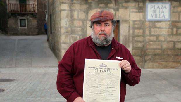 El catedrático de literatura y cultura española de la Universidad de Nueva York, James Fernández, con un documento de la época