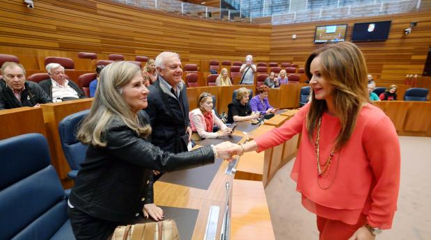 Silvia Clemente recibió a castellano y leoneses residentes en Argentina el pasado septiembre en las Cortes