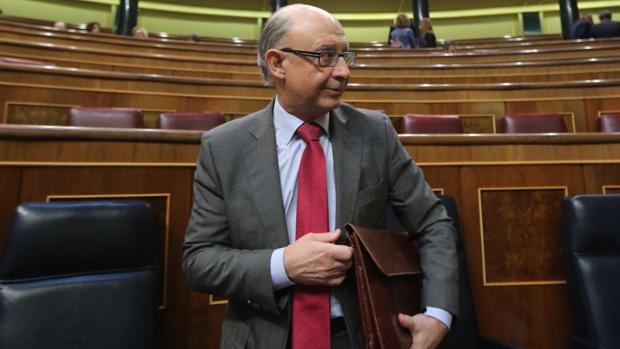 El ministro de Hacienda, Cristóbal Montoro, en el Pleno del Congreso de los Diputados