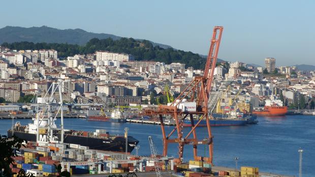 Un carguero atracado en la terminal de contenedores del puerto vigués