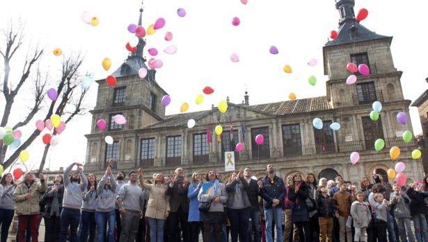 Suelta de globos en la plaza del Ayuntamiento