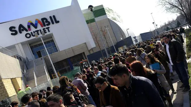 Cientos de personas hacen cola en el centro comercial Sambil Outlet de Leganés