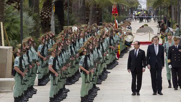 Hollande y Rajoy, en Málaga, pasan revista a las tropas