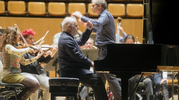 El pianista Daniel Barenboim durante el ensayo en el Palau de la Música de Valencia