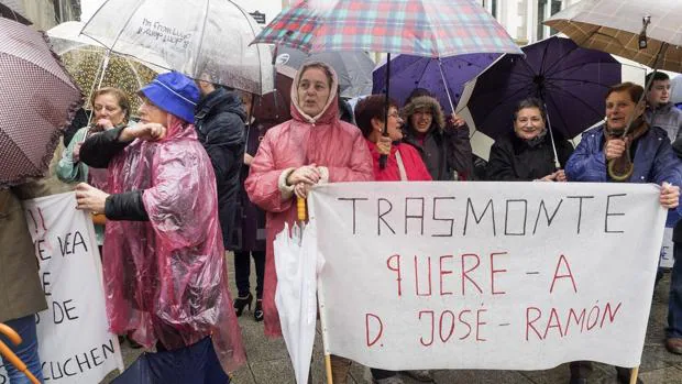 Un grupo de feligresas se manifiesta en apoyo del párroco de Friol (Lugo)