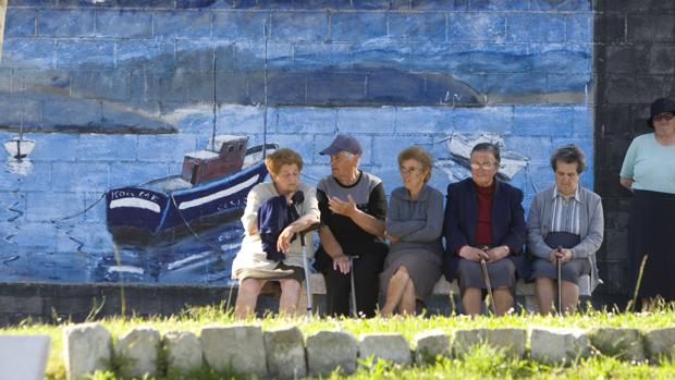 Un grupo de jubilados de Corme conversa en una parque de la localidad