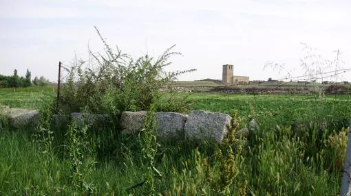 Piedras del despoblado de Jumela, con la iglesia del antiguo pueblo al fondo
