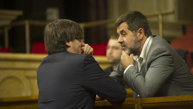 Jordi Sánchez habla con Carles Puigdemont en el Parlament