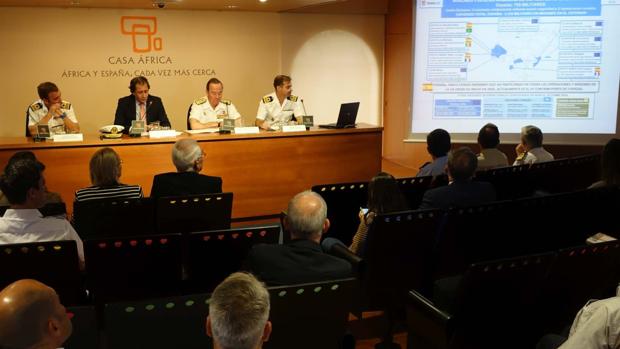 El almirante comandante del Mando Naval de Canarias, Juan L. Sobrino, en una conferencia en Casa Africa