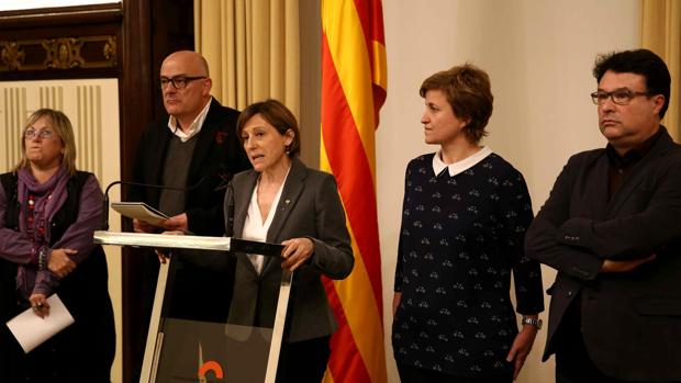 La presidenta del Parlament, Carme Forcadell (c), junto a los miembros de la Mesa