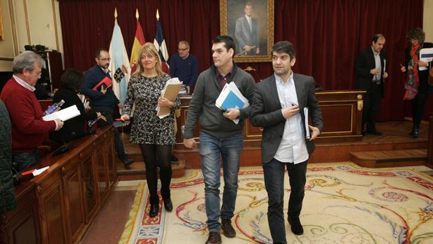 El alcalde de Ferrol a su salida del pleno celebrado ayer. Tras él, la portavoz socialista, Beatriz Sestayo