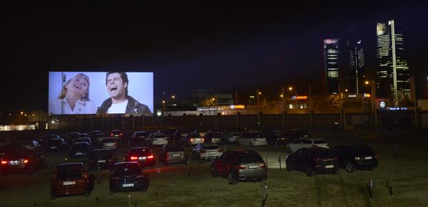 Decenas de coches contemplan la película de «Grease», el pasado martes por la noche