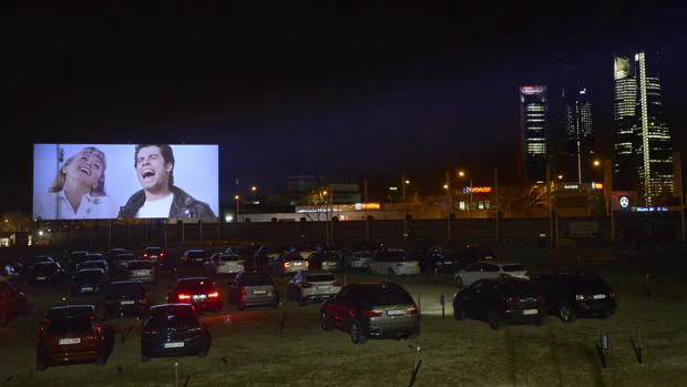 Decenas de coches contemplan la película de «Grease», el pasado martes por la noche