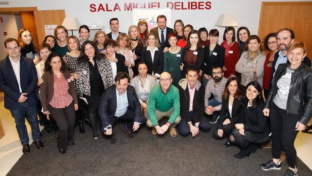 La asociación de mujeres Team Valladolid, junto con los diferentes ponentes del foro y el alcalde de Valladolid