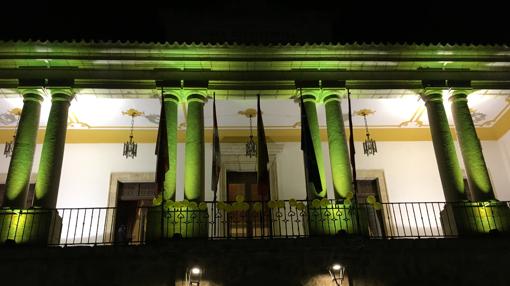 El Ayuntamiento de Toro, iluminado en el Día contra el Cáncer