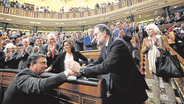 Aitor Esteban (PNV) felicita a Mariano Rajoy tras la votación de investidura