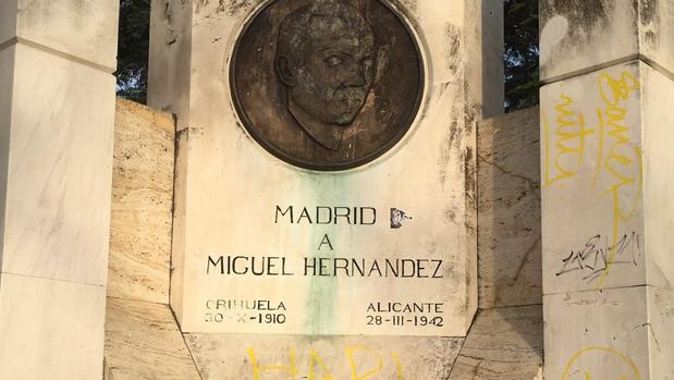 El monumento Miguel Hernández en el madrileño Parque del Oeste presenta pintadas y proclamas antinazis
