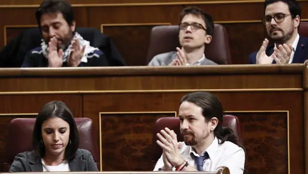 El líder de Podemos, Pablo Iglesias (d, abajo), aplaude junto a la nueva portavoz del partido, Irene Montero, durante la sesión de control al Gobierno hoy en el Congreso. Detrás los diputados de Unidos Podemos, Rafael Mayoral, el exportavoz del partido, Íñigo Errejón, y Alberto Garzón