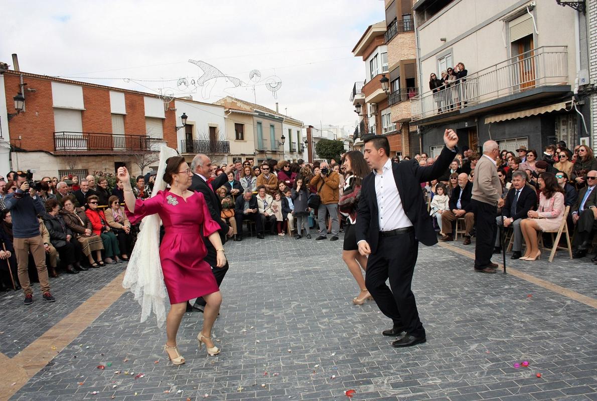 Los capitanes de este año bailan la jota junto a sus hijos