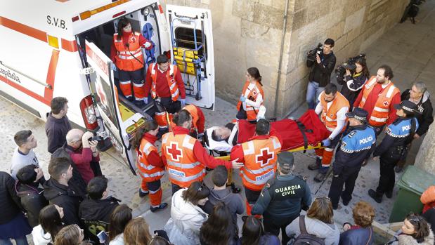 Uno de los heridos es evacuado en ambulancia
