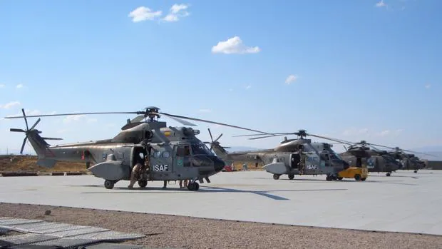 Los helicópteros Cougar en la base española de Herat en Afganistán