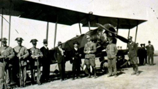 Grupo de militares, guardias civiles y autoridades ante el «Avro 504-9», entre ellos el piloto Fernández López y el capitán White (Foto, Rodríguez. AHPT)