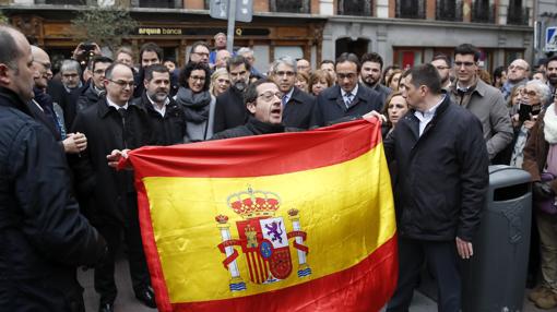 Manifestantes y políticos soberanistas acompañan a Homs a su llegada al Tribunal Supremo