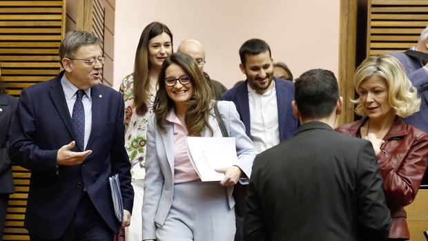 Imagen de Puig y Oltra junto a otros integrantes del Consell tomada en las Cortes Valencianas