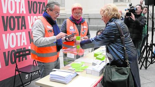 Manuela Carmena en una mesa de votación