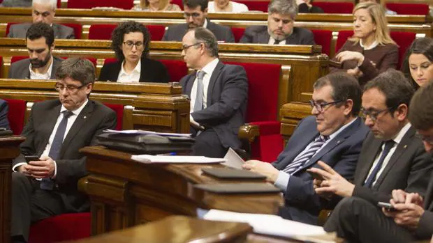 El presidente de la Generalitat, Carles Puigdemont (i), y los titulares de las consellerías de Interior, Jordi Jané (3º d); Territorio y Sostenibilidad, Josep Rull (2º d); y Justicia, Carles Mundó (d), durante la sesión de control en el Parlament