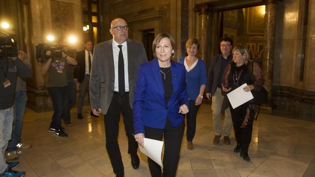 La presidenta del Parlament, Carmen Forcadell, junto a Lluís Corminas (i), Anna Simò (3ª d), Joan Josep Nuet (2º d), y Ramona Barrufet (d)