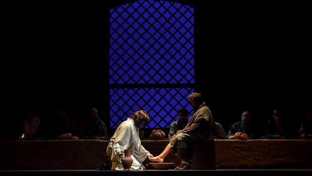 Jesucristo lava los pies a uno de sus dícipulos antes de la última cena