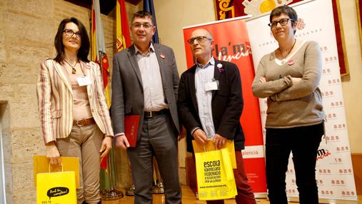 Imagen de Enric Morera junto a miembros de Escola Valenciana tomada este miércoles