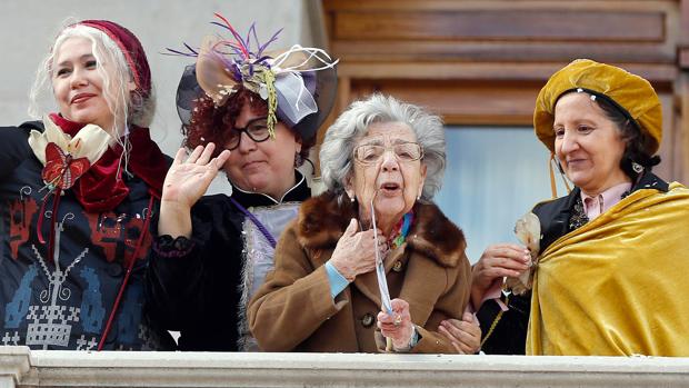 Imagen de Alejandra Soler en el balcón del Ayuntamiento tras la cabalgata republicana en enero