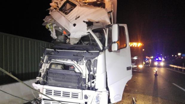 Una mujer muerta y diez personas heridas en un accidente entre un tráiler y un autobús en Murcia
