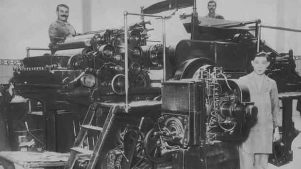 Fotografía de 1902 tomada ante la primera rotativa en la que empezó a imprimerse ABC