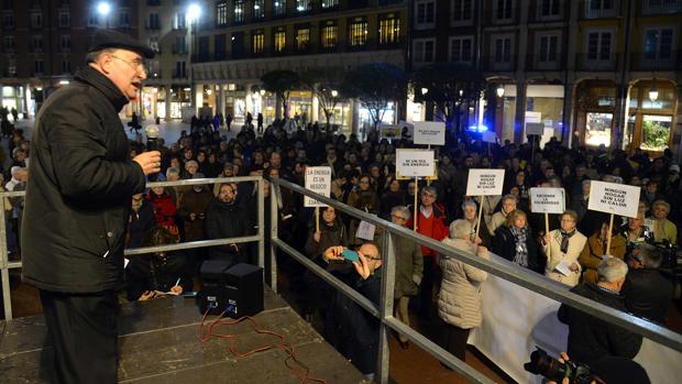 El arzobispo de Burgos, Fidel Herráez, se dirige a los asistentes a la maifestación