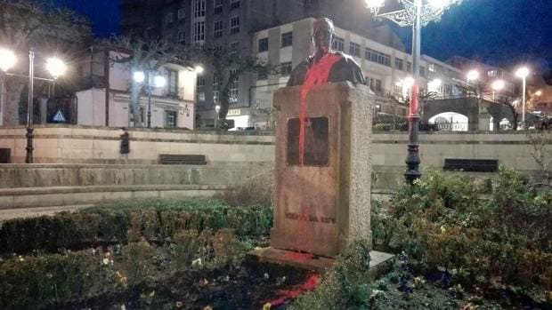 Escultura en bronce sobre base de granito del expresidente gallego Manuel Fraga en su localidad natal