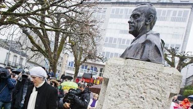 Escultura en bronce sobre base de granito del expresidente gallego Manuel Fraga en su localidad natal