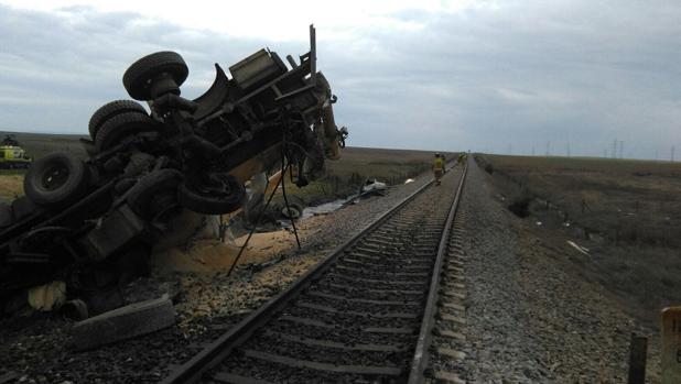 Estado del camión tras ser arrollado por el tren