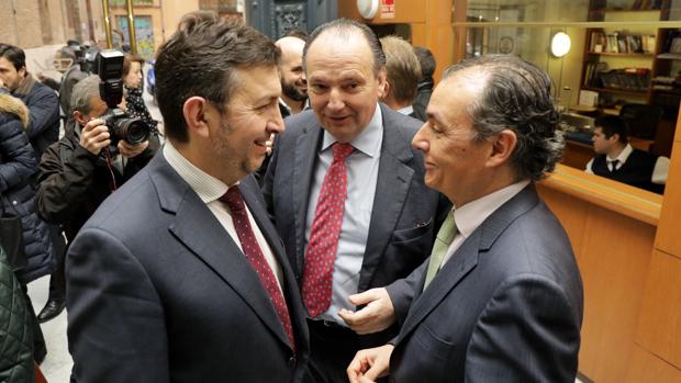 Salvador Navarro, presidente de la CEV, junto a miembros de la Junta Directiva