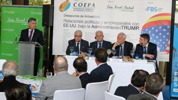 Gómez junto a Margallo, en el centro de la tribuna durante el desayuno informativo de COEPA
