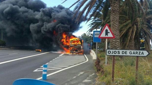 Un conductor héroe de guaguas evita una tragedia en Gran Canaria
