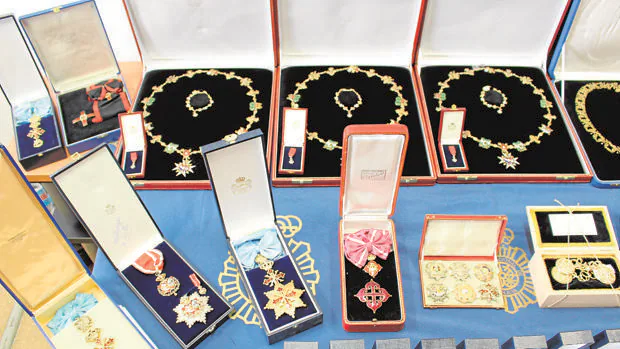 Recuperan medio centenar de condecoraciones históricas robadas al Duque de Calabria