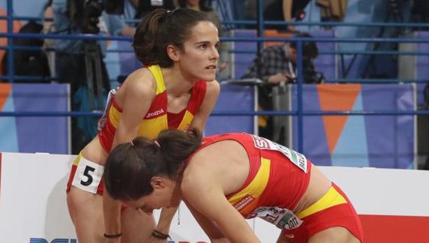 Las atletas castellano-manchegas Ana Lozano y Nuria Fernández, exhaustas, tras acabar la final de los 3.000 metros en los Europeos de pista cubierta celebrados en Belgrado (Serbia)