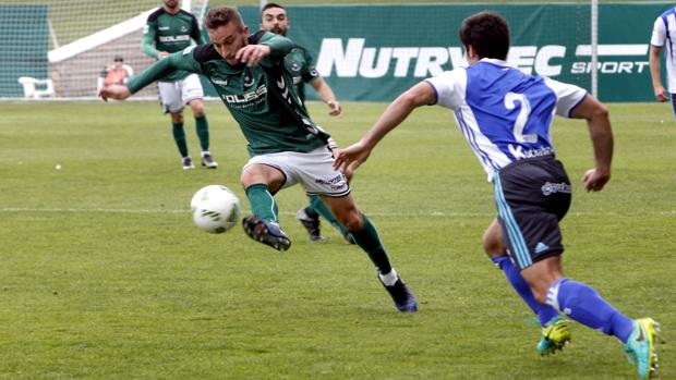 Jordan Domínguez intenta controlar un balón