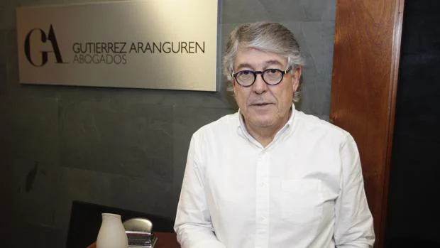 José Luis Gutiérrez Aranguren, abogado de Rosario Porto, en su despacho coruñés tras la charla con ABC