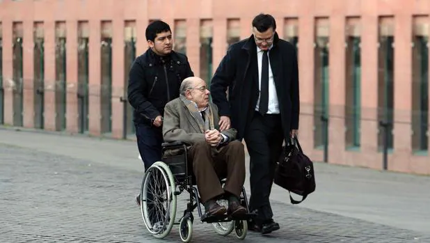 Millet, acompañado de su abogado y de un asistente personal, entrando a la Ciudad de la Justicia