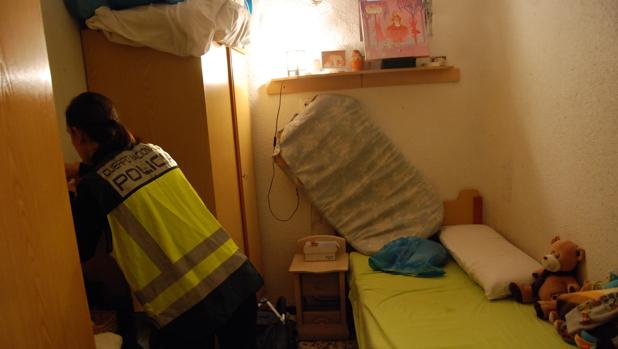 Una agente inspecciona el dormitorio de la niña que tenía cocaína en sangre