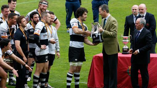 El Rey Felipe VI, junto a los jugadores del VRAC Quesos Entrepinares y SilverStorm El Salvador, en la final de la copa del Rey de Rugby